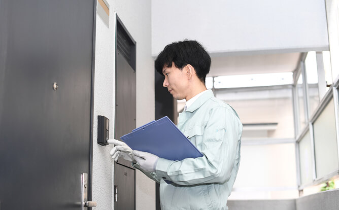 近隣に挨拶に回る様子