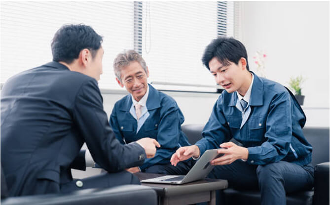 見積もり・プランを提案する社員