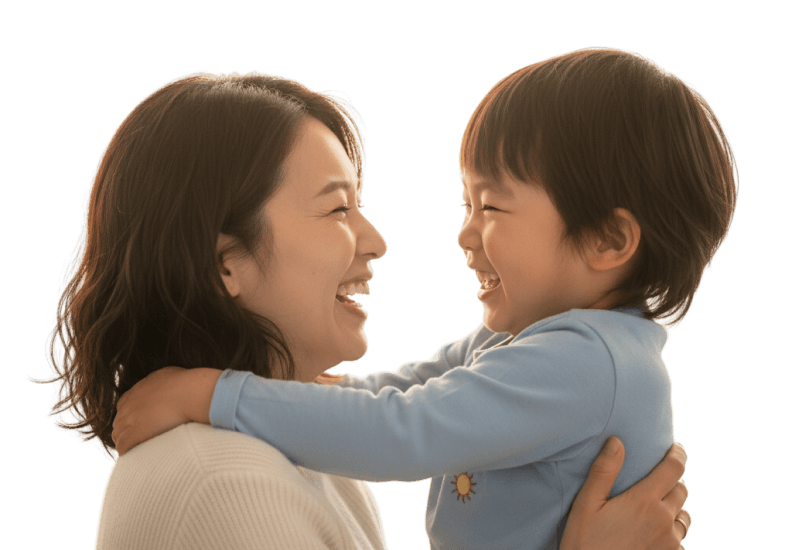 笑顔で子どもを抱き上げる母親
