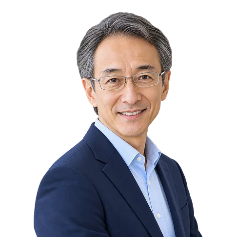 スーツ姿で微笑む男性