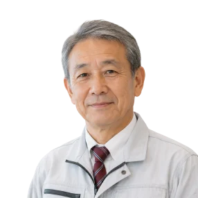 作業着姿で微笑む男性